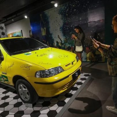 De Senna ao Papa: carros contam história em mostra na Casa Fiat de Cultura