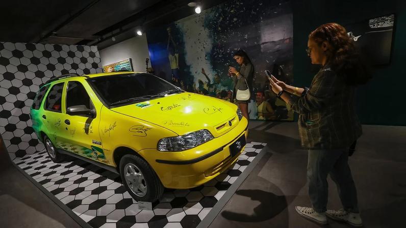 Palio Weekend pintado por Sid Mosca – o designer responsável pelos capacetes de Ayrton Senna –, que traz as assinaturas dos jogadores do pentacampeonato de 2002