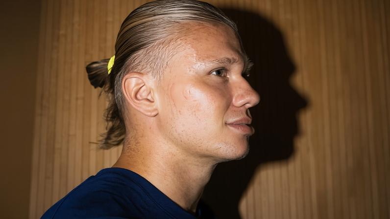 Erling Haaland com seu elástico de cabelo da Kknekki, marca sul-coreana