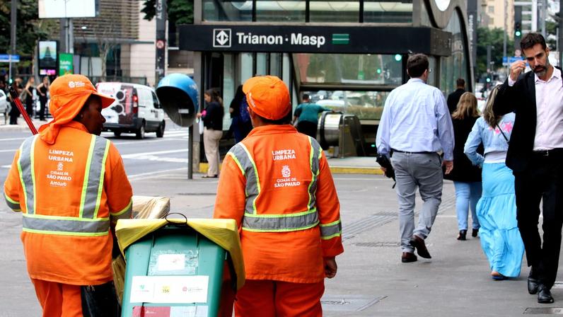 Serviço de limpeza urbana opera em escalas contínuas e pode ser impactado pelo fim da escala 6"1 (Foto: Rovena Rosa/Agência Brasil)