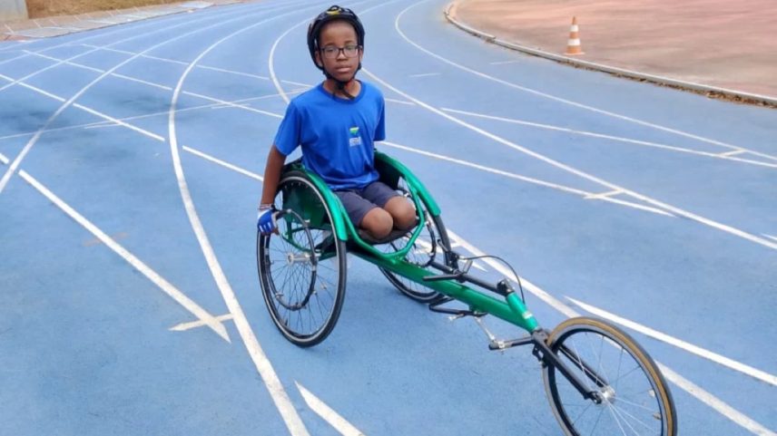 Jobson Tobias dos Santos, de 11 anos, durante os treinos de corrida do Meeting Paralímpico