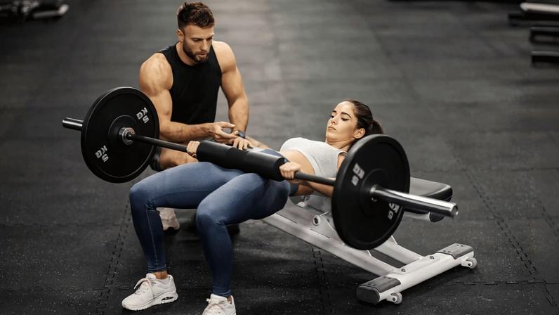 O segredo do crescimento muscular vai além da carga levantada e envolve equilíbrio e execução