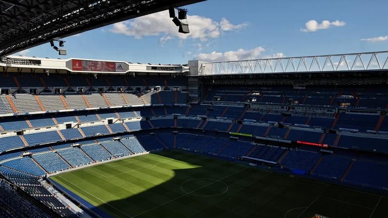 O Estádio Santiago Bernabéu, em Madrid, é a casa do Real Madrid e um dos templos mais icônicos do futebol mundial. Inaugurado em 1947, passou por diversas reformas e hoje tem capacidade para cerca de 83 mil espectadores, sendo considerado um dos estádios mais modernos da Europa, e pode receber jogos na Copa do Mundo 2030