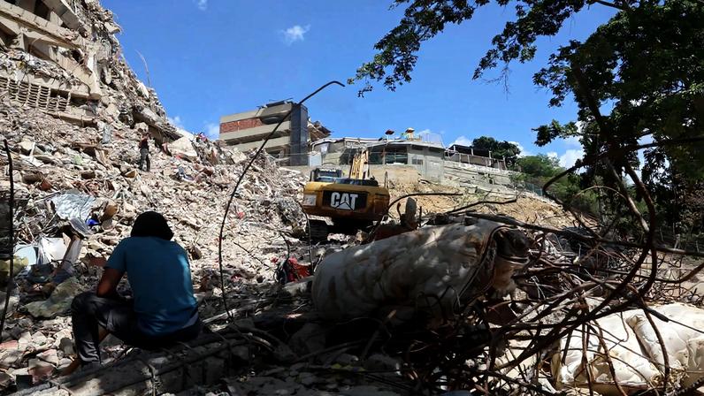 Escombros em La Guaira, a região mais afetada pelos terremotos da semana passada na Venezuela (Foto: Miguel Gutiérrez/EFE)