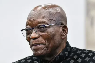 Zuma faz gesto com dedo do meio ao encontrar irmão Gupta, diz ministro