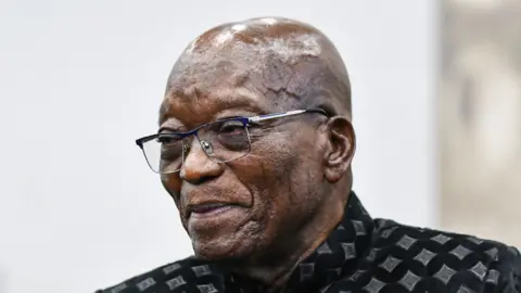 Zuma faz gesto com dedo do meio ao encontrar irmão Gupta, diz ministro