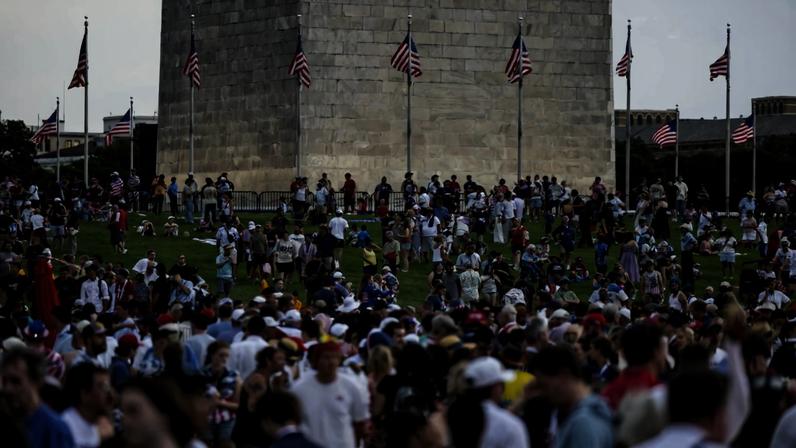 Participantes buscam abrigo após um alerta de mau tempo no National Mall, em Washington, D.C., durante as comemorações dos 250 anos da Independência dos Estados Unidos. (Foto: EFE/EPA/JIM LO SCALZO / POOL)