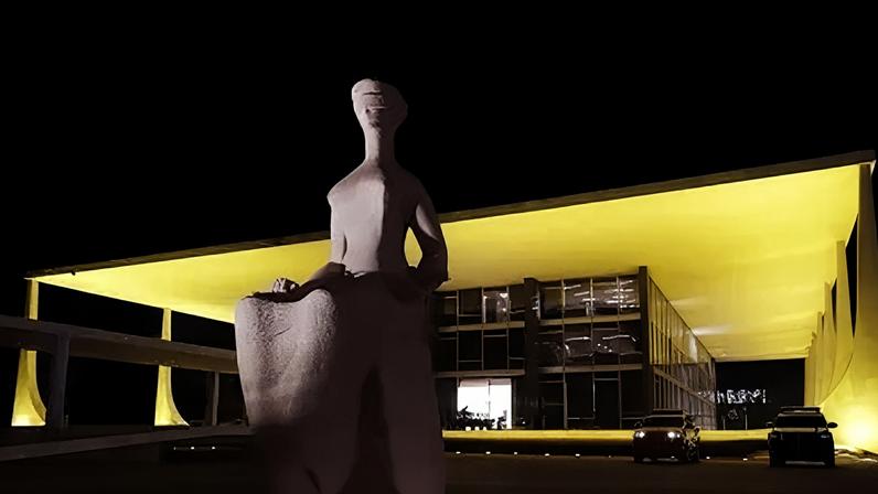 A estátua "A Justiça", localizada em frente à sede do Supremo Tribunal Federal