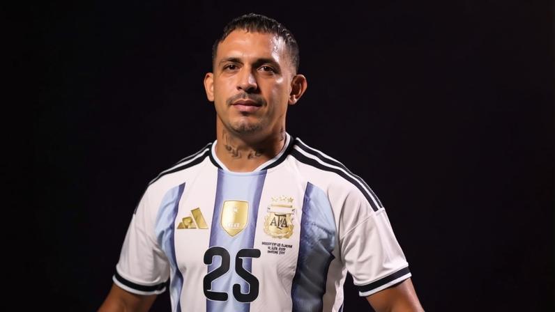 Facundo Medina vibra durante partida da Argentina na Copa do Mundo