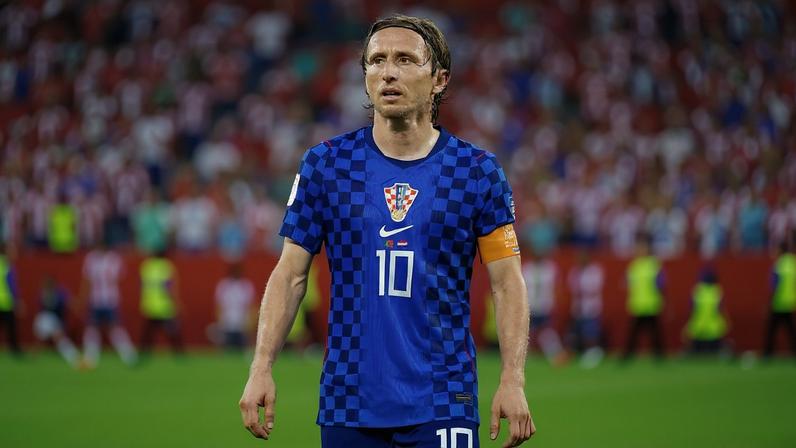 Luka Modric em ação contra Portugal pela fase de 16avos da Copa do Mundo (Foto: Kamil Krzaczynski / AFP)