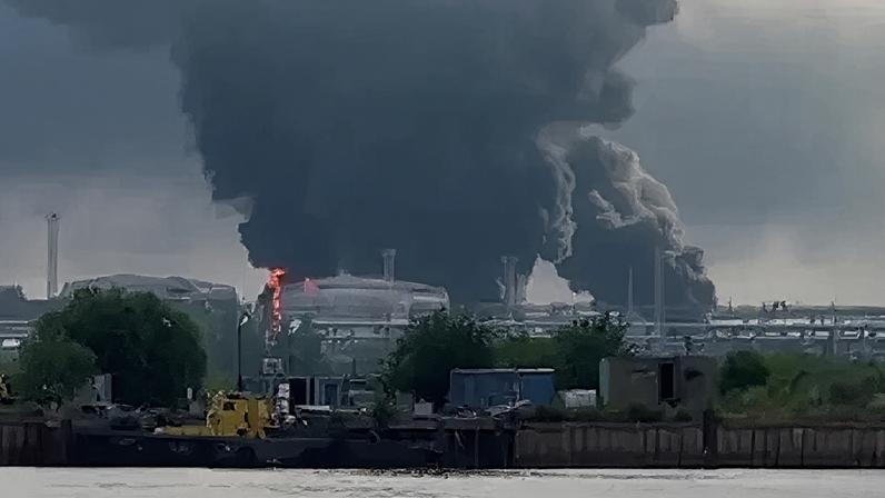Ucrânia atinge importante terminal de petróleo em São Petersburgo, Rússia