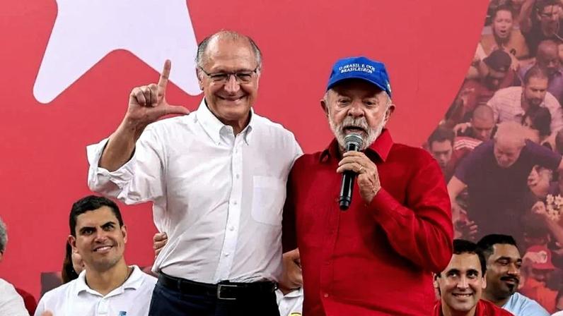 O presidente Lula (à dir.) concorrerá à reeleição novamente com o vice-presidente Geraldo Alckmin (à esq.)