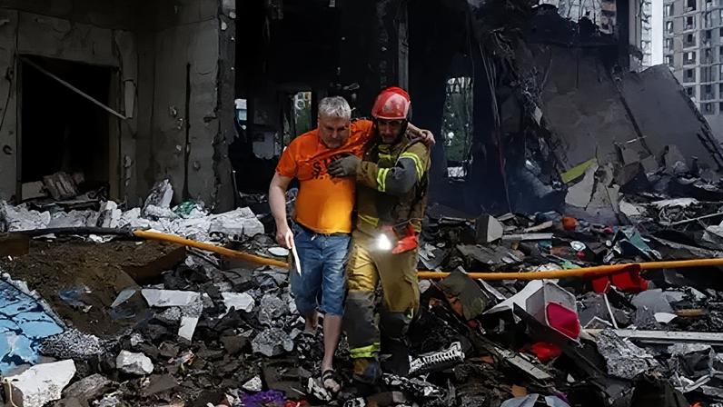 Nove mortos em ataques russos em Kyiv na véspera da cúpula da OTAN na Turquia