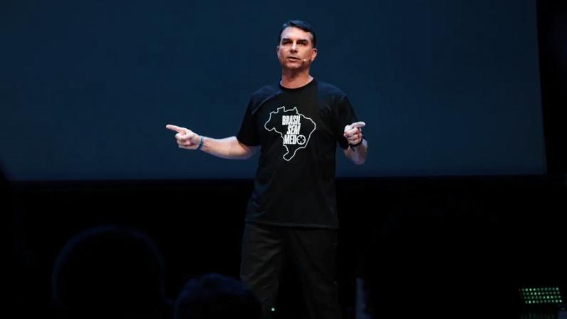 Flávio Bolsonaro durante lançamento de sua proposta de governo para a segurança pública, 'Brasil Sem Medo' (Vittor Sales/Divulgação)