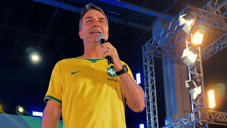 Flávio Bolsonaro promete viajar aos EUA para defender o Pix