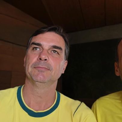 Flávio Bolsonaro acusa Lula de querer tarifaço durante live nos EUA