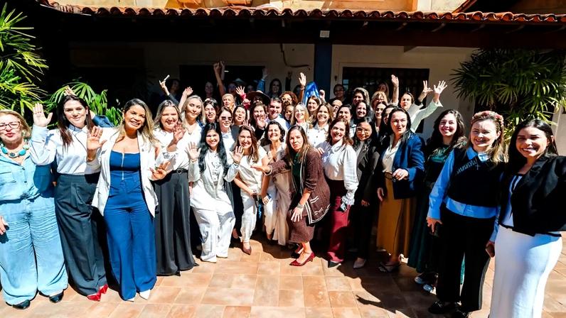 Flávio Bolsonaro (ao centro) se reuniu com mulheres de direita um dia depois de Michelle deixar a presidência do braço feminino do PL