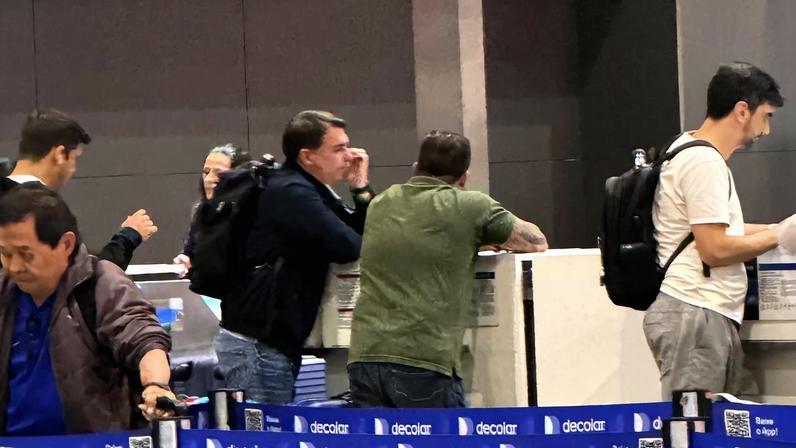Flávio Bolsonaro embarca para os Estados Unidos