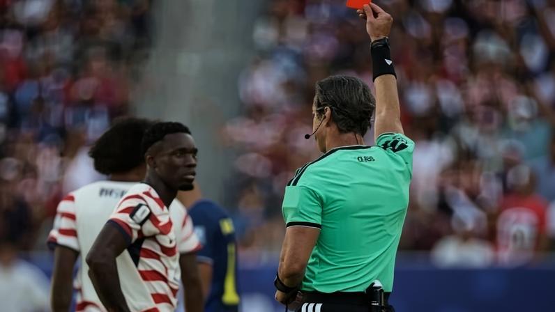 Folarin Balogun é expulso pelo árbitro brasileiro Raphael Claus em EUA x Bósnia