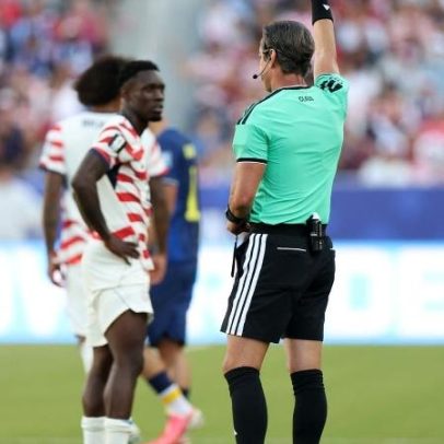 Jogador explica cumprimento a Claus após expulsão na Copa