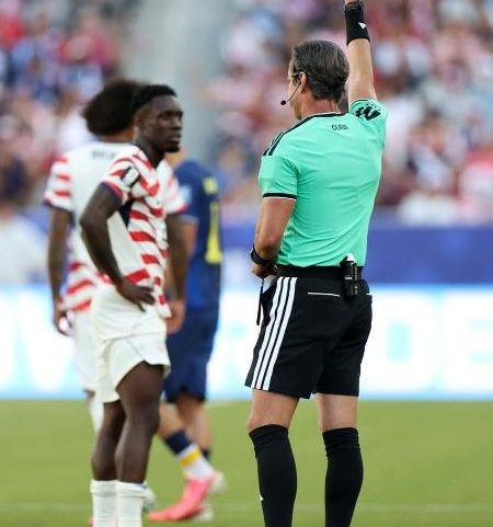 Folarin Balogun é expulso pelo árbitro brasileiro Raphael Claus em EUA x Bósnia