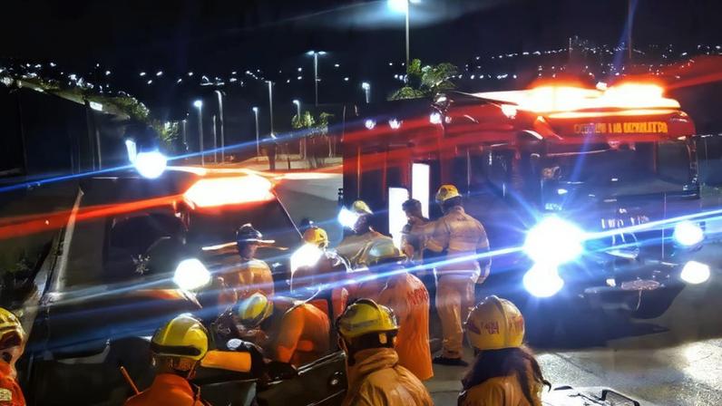 Carro bate em mureta de proteção na BR-020