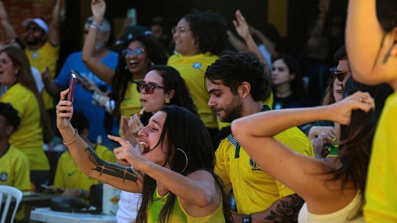 Brasilienses assistem ao jogo do Brasil