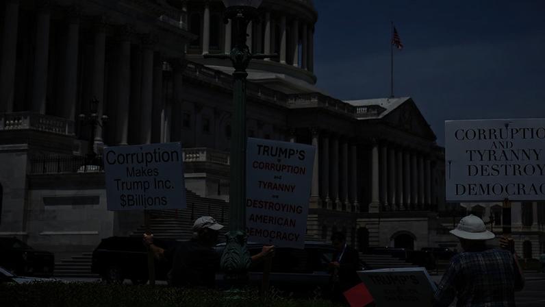 Ativistas protestam contra Trump na frente do Congresso dos EUA: analistas veem paralelos entre presidente americano e líderes autoritários na África e Ásia — Foto: J. Scott Applewhite/AP
