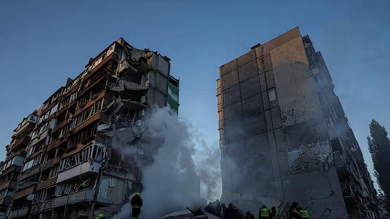Escombros na Ucrânia — Foto: Evgeniy Maloletka/AP