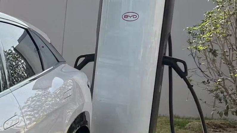 Carro elétrico e carregador da BYD, montadora chinesa em alta na Europa — Foto: Vitória Drehmer/Autoesporte