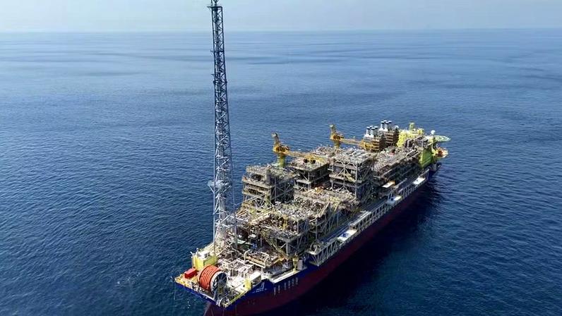 Plataforma Maria Quitéria, do tipo FPSO (sistema flutuante de produção, armazenamento e transferência de petróleo, da sigla em inglês) e está equipada com tecnologias para redução de emissões com mais eficiência operacional combinada à redução em cerca de 24% de emissões operacionais de gases de efeito estufa — Foto: Agência Petrobras