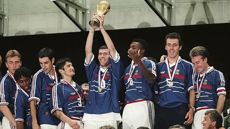 A França, que viria a ser campeã da Copa de 1998, passou do Paraguai com gol de ouro naquela edição