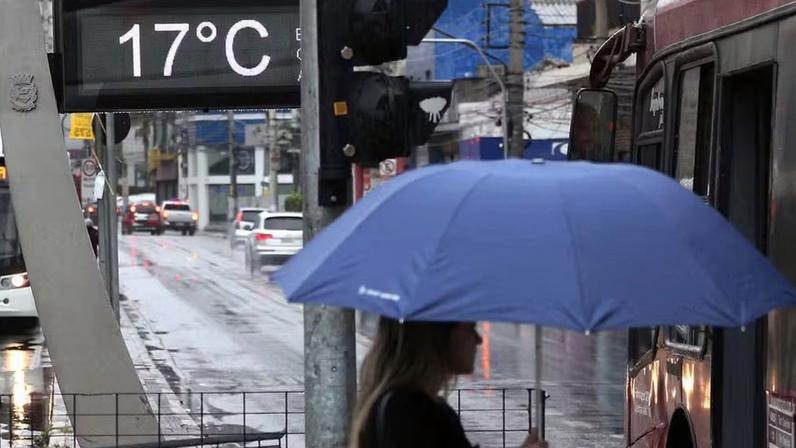 Termômetro marca 17ºC na Avenida Santo Amaro, Zona Sul de São Paulo (SP). — Foto: RENATO S. CERQUEIRA/FUTURA PRESS/FUTURA PRESS/ESTADÃO CONTEÚDO