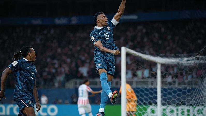 Mbappé comemora gol contra o Paraguai