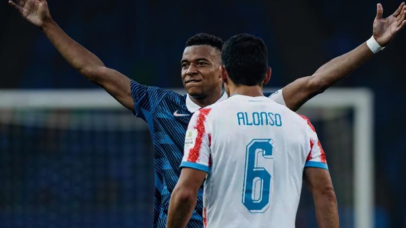 Mbappé em partida contra o Paraguai