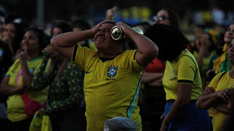'Cadê o sangue nos olhos?', 'Vergonha': eliminação do Brasil na Copa rende críticas e memes nas redes