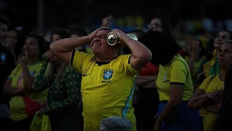 'Cadê o sangue nos olhos?', 'Vergonha': eliminação do Brasil na Copa rende críticas e memes nas redes