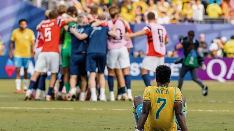 Vini Jr. observa a festa da Noruega