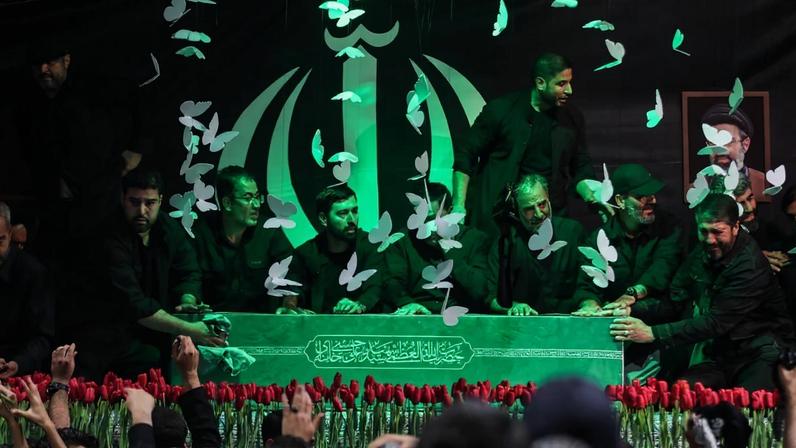 Imagem colorida mostra caixão do aiatolá Ali Khamenei - Metrópoles