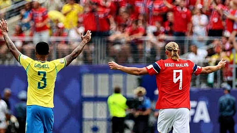 Gabriel Magalhães e Erling Haaland durante Brasil x Noruega na Copa do Mundo
