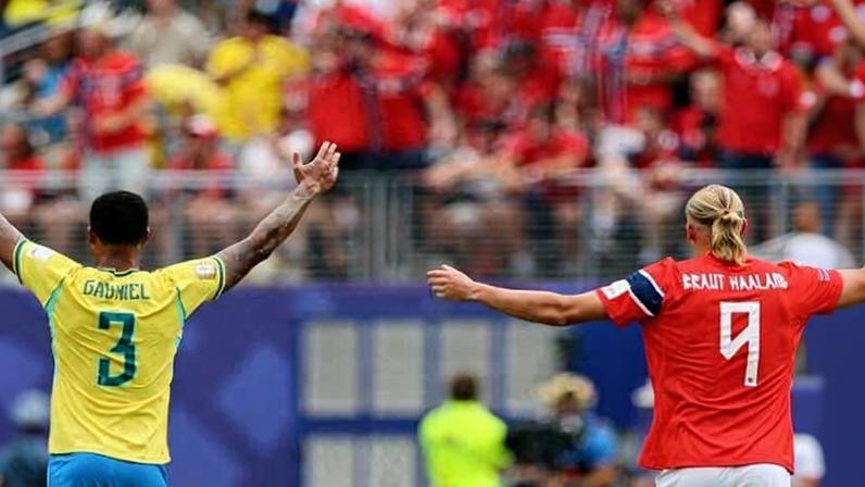 Gabriel Magalhães e Erling Haaland durante Brasil x Noruega na Copa do Mundo