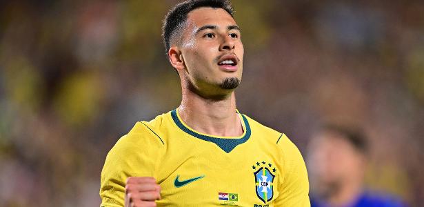 Gabriel Martinelli comemora gol na seleção brasileira