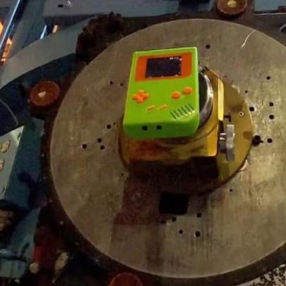 Homem usa câmera de Game Boy para fotografar Júpiter