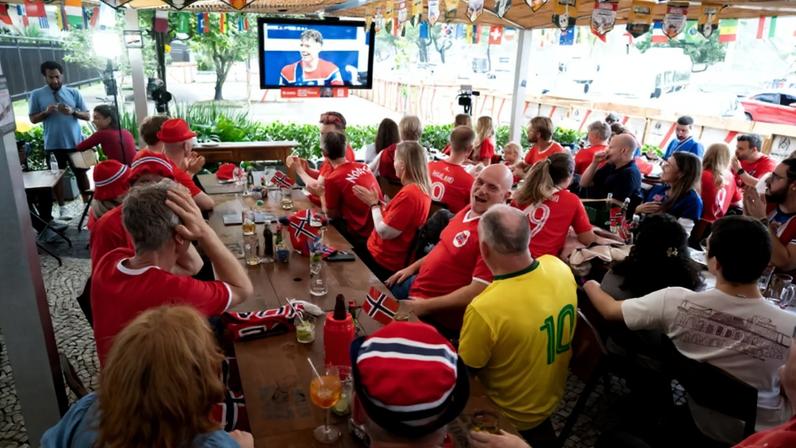 Torcida norueguesa assistindo ao jogo