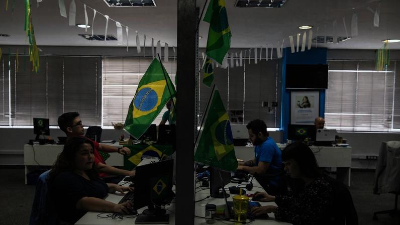 Funcionários trabalham na startup GetNinjas, que enfeitou o ambiente de trabalho para os jogos da Copa do Mundo — Foto: Marcelo Brandt/G1