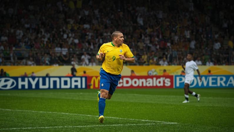 Com gol de Ronaldo, Brasil eliminou Gana nas oitavas em 2006 — Foto: Simon Bruty/Anychance/Getty Images