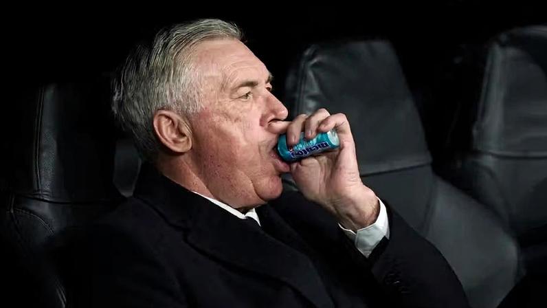 Carlo Ancelotti masca chicletes durante os jogos para esquecer a vontade de fumar