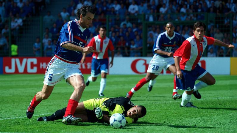 Laurent Blanc, da França, passa por Jose Luis Chilavert, do Paraguai, nas oitavas de final da Copa de 1998, em Lens — Foto: Richard Sellers/Sportsphoto/Allstar via Getty Images