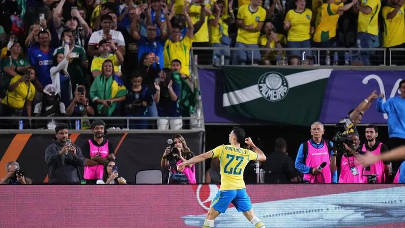 Gabriel Martinelli comemora gol pelo Brasil