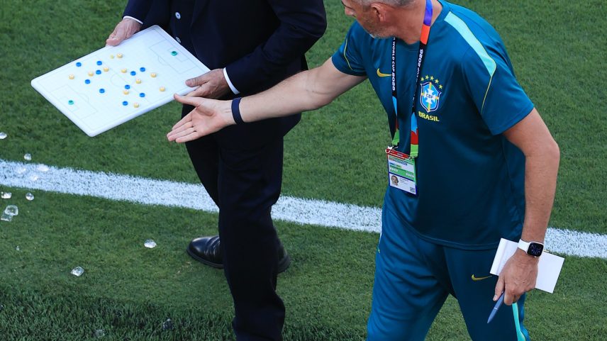 Ancelotti segura prancheta tática em Brasil x Marrocos — Foto: Simon Stacpoole/Getty Images